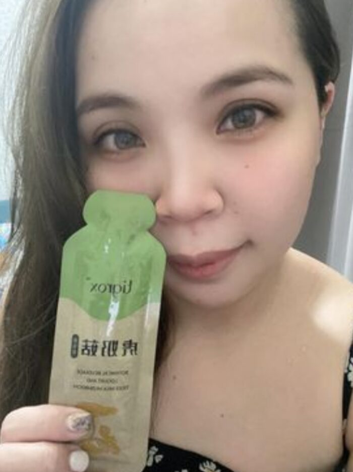 女生手持虎乳芝隨身包