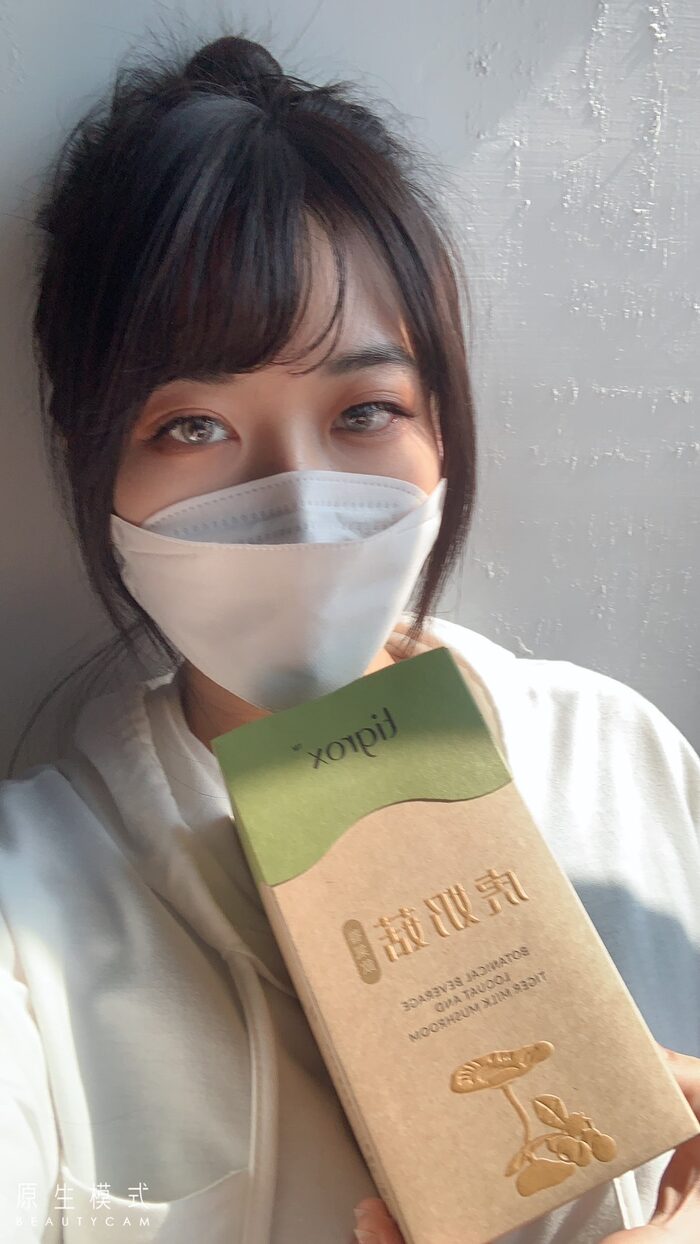 女生手持虎乳芝外盒