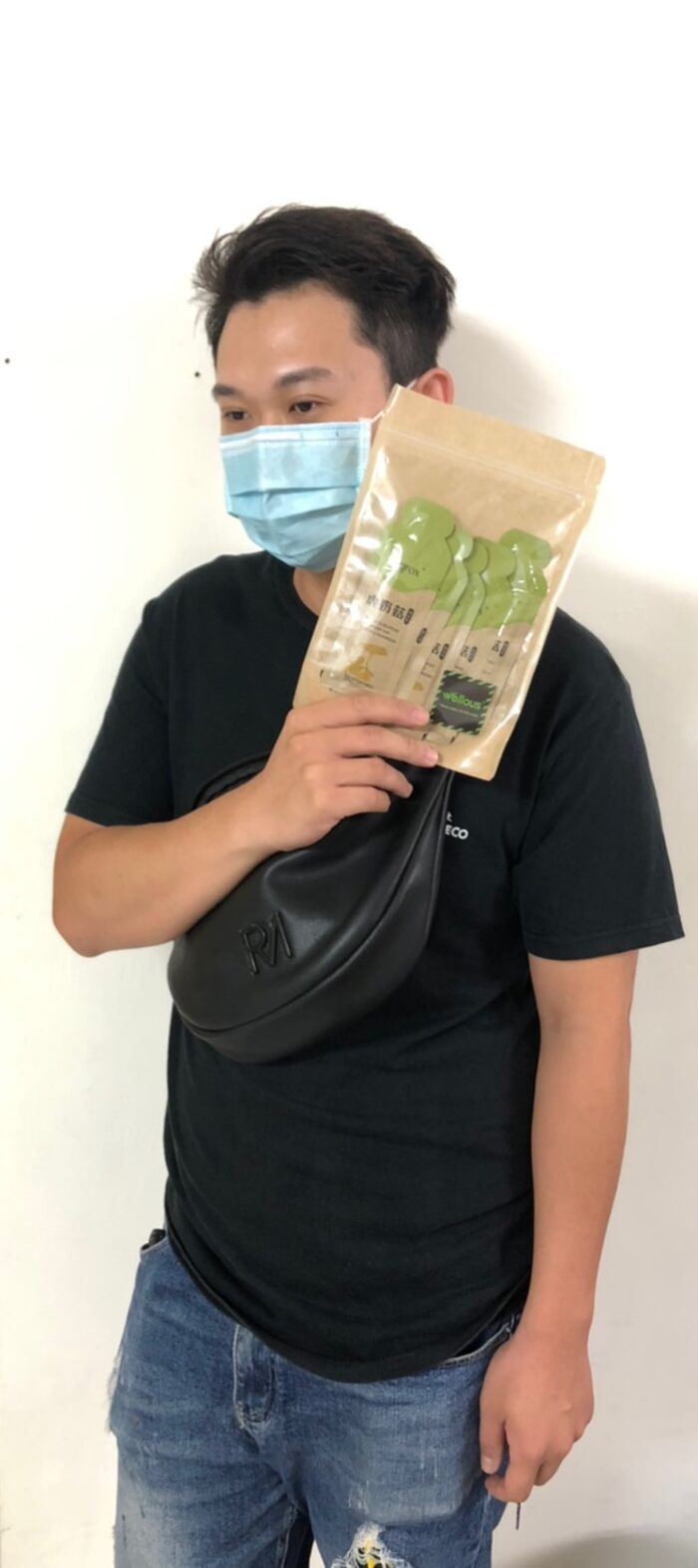 男生手持虎奶菇隨身包