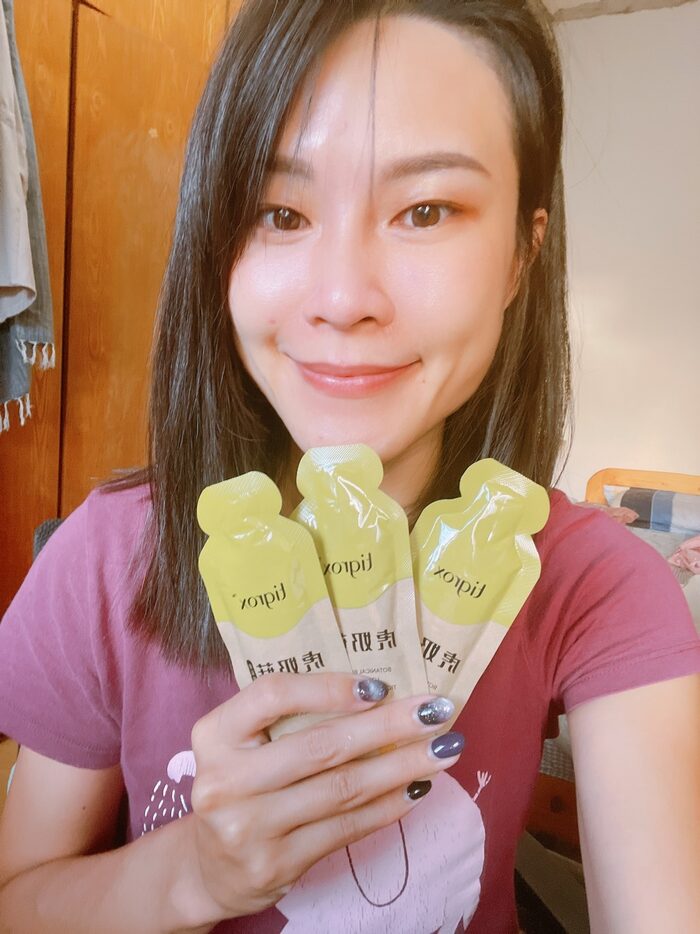 女生手持三包虎乳芝