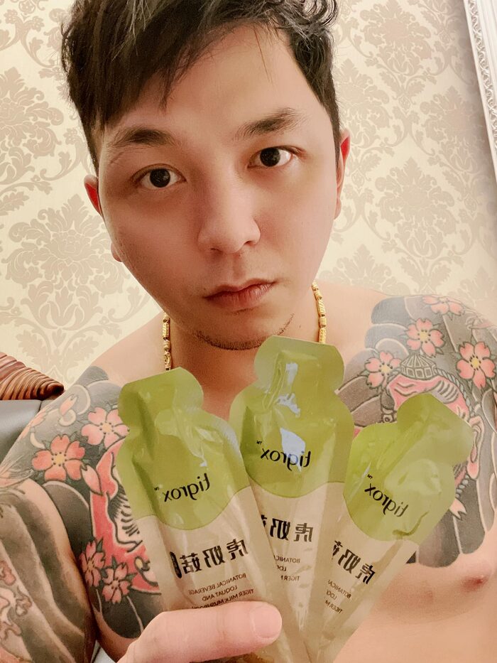 型男手持三包虎乳芝