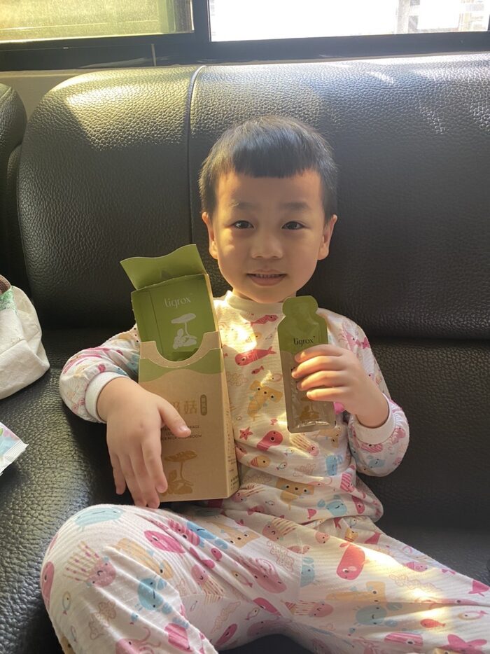 小男孩開心拿著虎奶菇飲禮盒