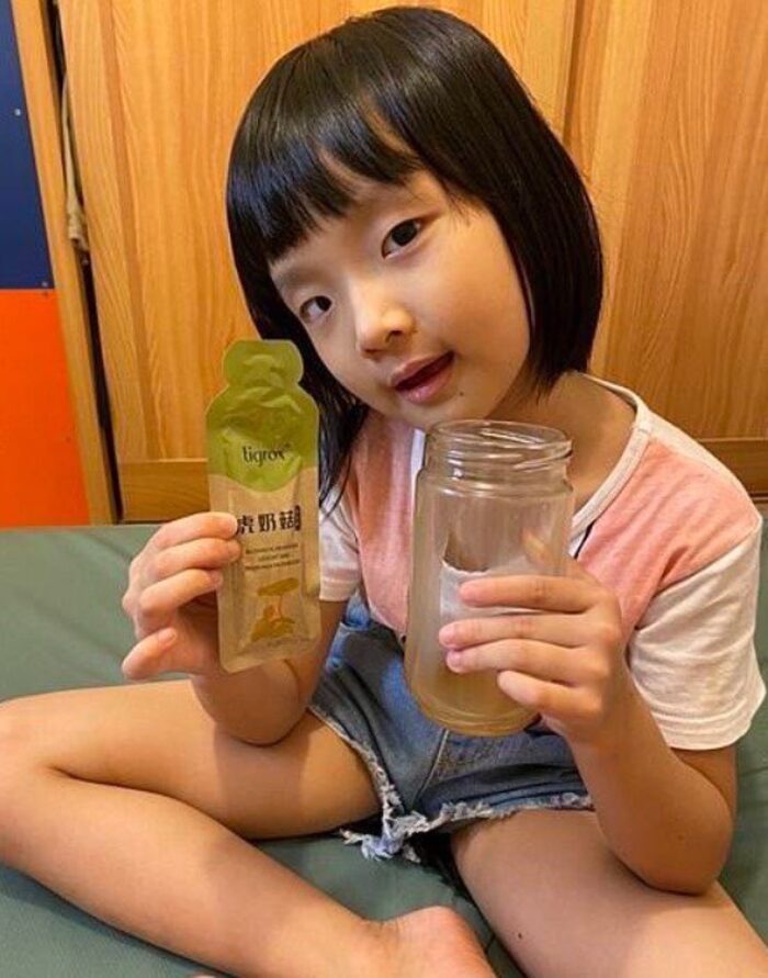 小女孩拿著虎奶菇飲隨身包