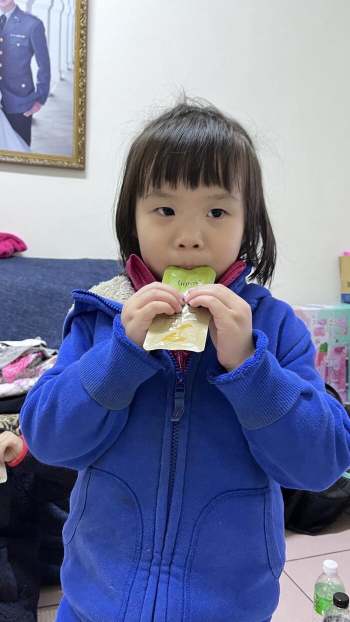 小女孩直接飲用虎奶菇飲隨身包