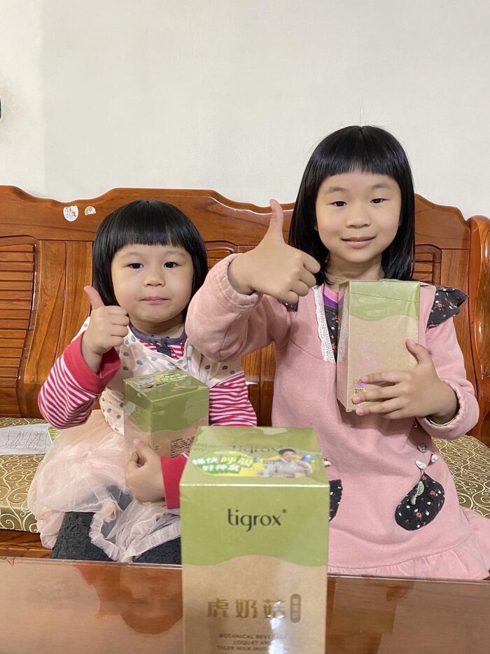 兩姊妹拿著虎奶菇飲禮盒比讚