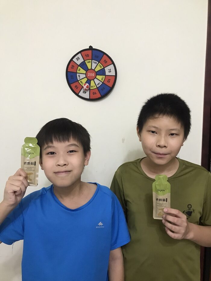 兩兄弟一起拿著虎奶菇隨身包