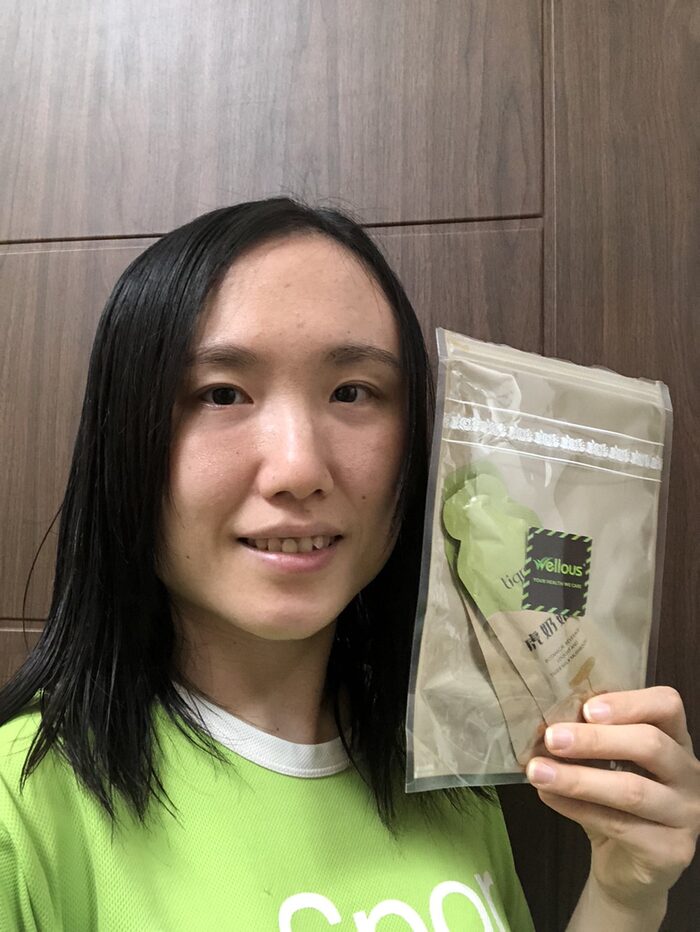 年輕男生手持虎奶菇隨身包