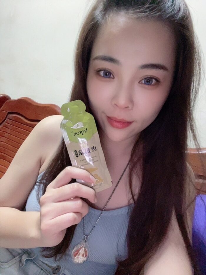 女生手持虎奶菇隨身包