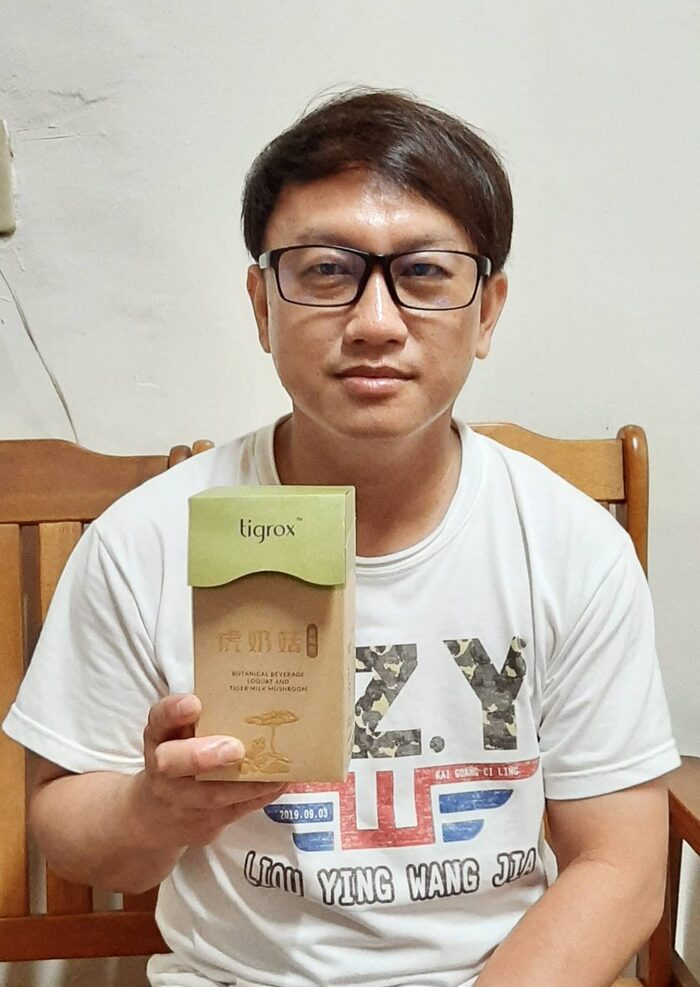 媽媽與兒子一起拿著虎奶菇禮盒