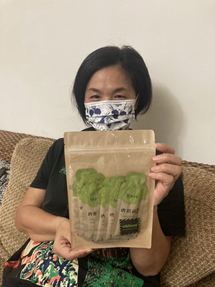小女孩抱著兩種口味外盒