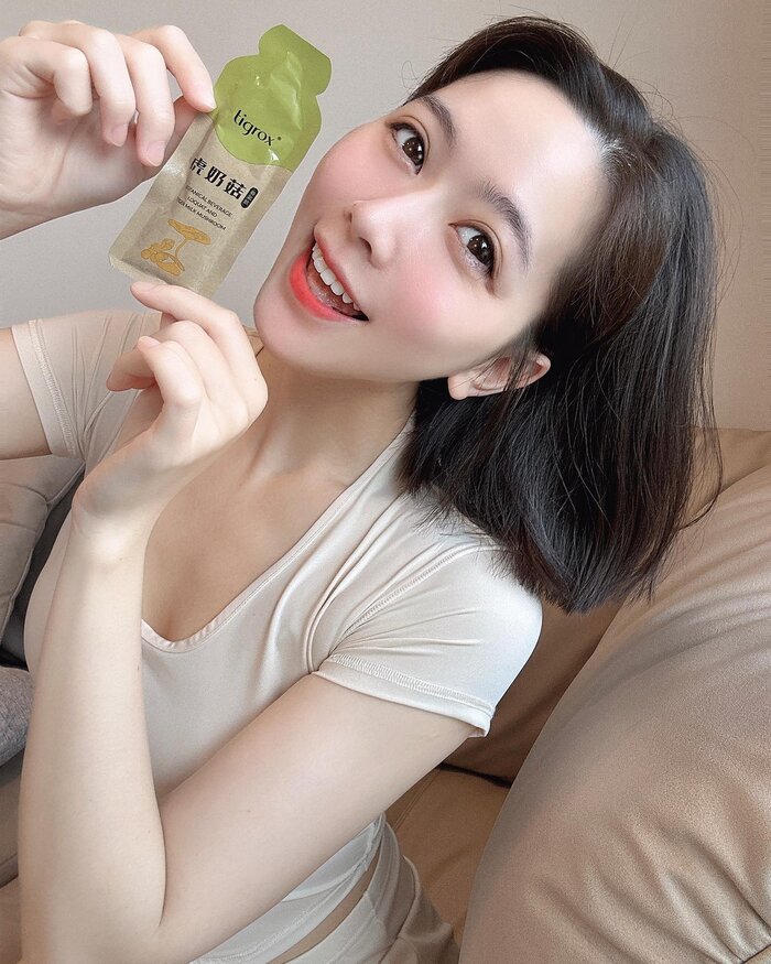 女生沙發上手持虎奶菇隨身包