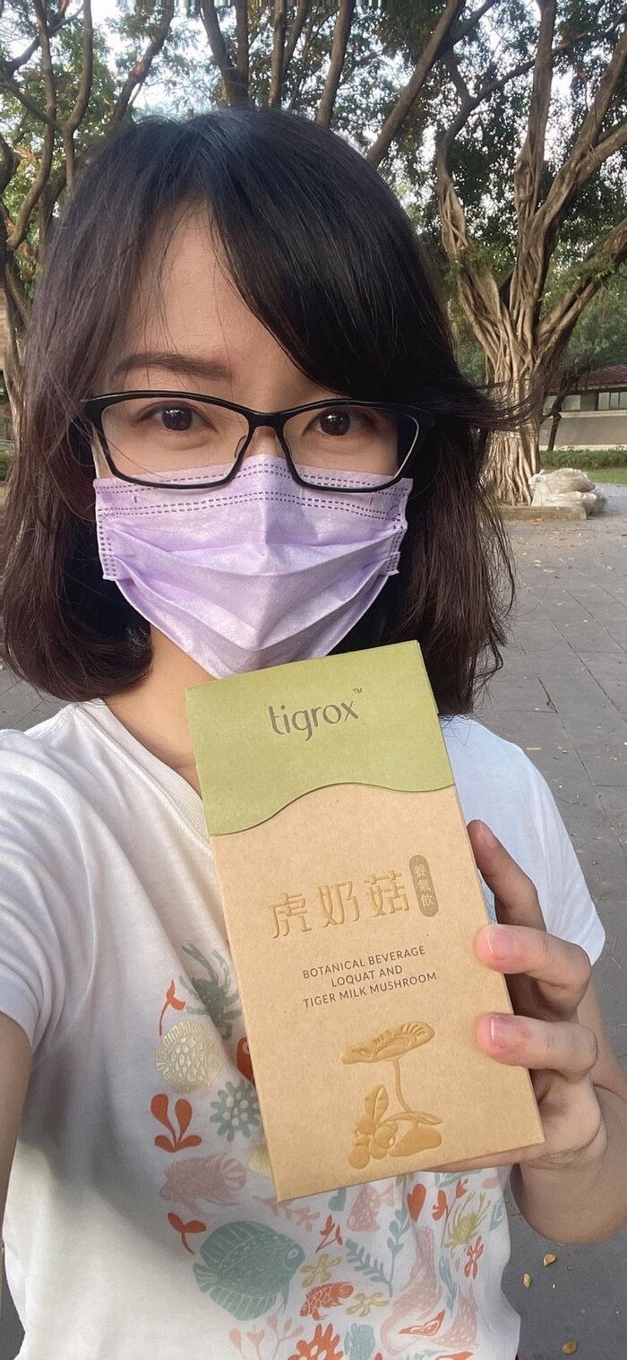 女生戶外手持虎奶菇外盒