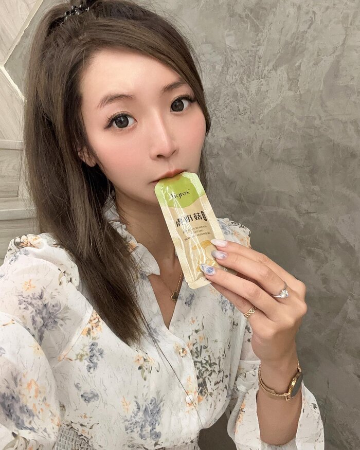 女生手持虎奶菇隨身包準備飲用
