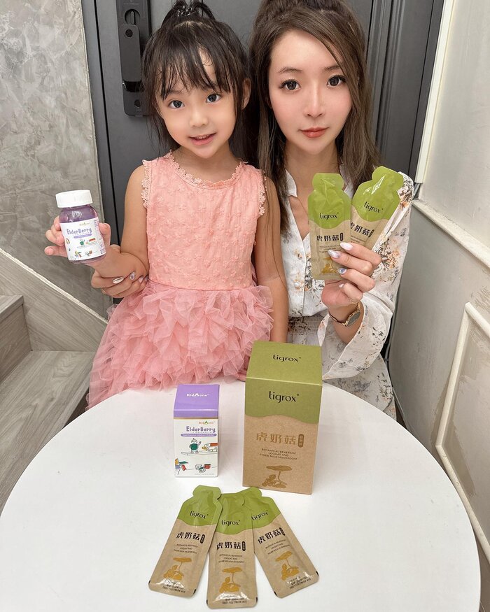 媽媽與女兒一起展示虎奶菇