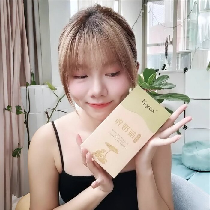 女生手持虎奶菇外盒