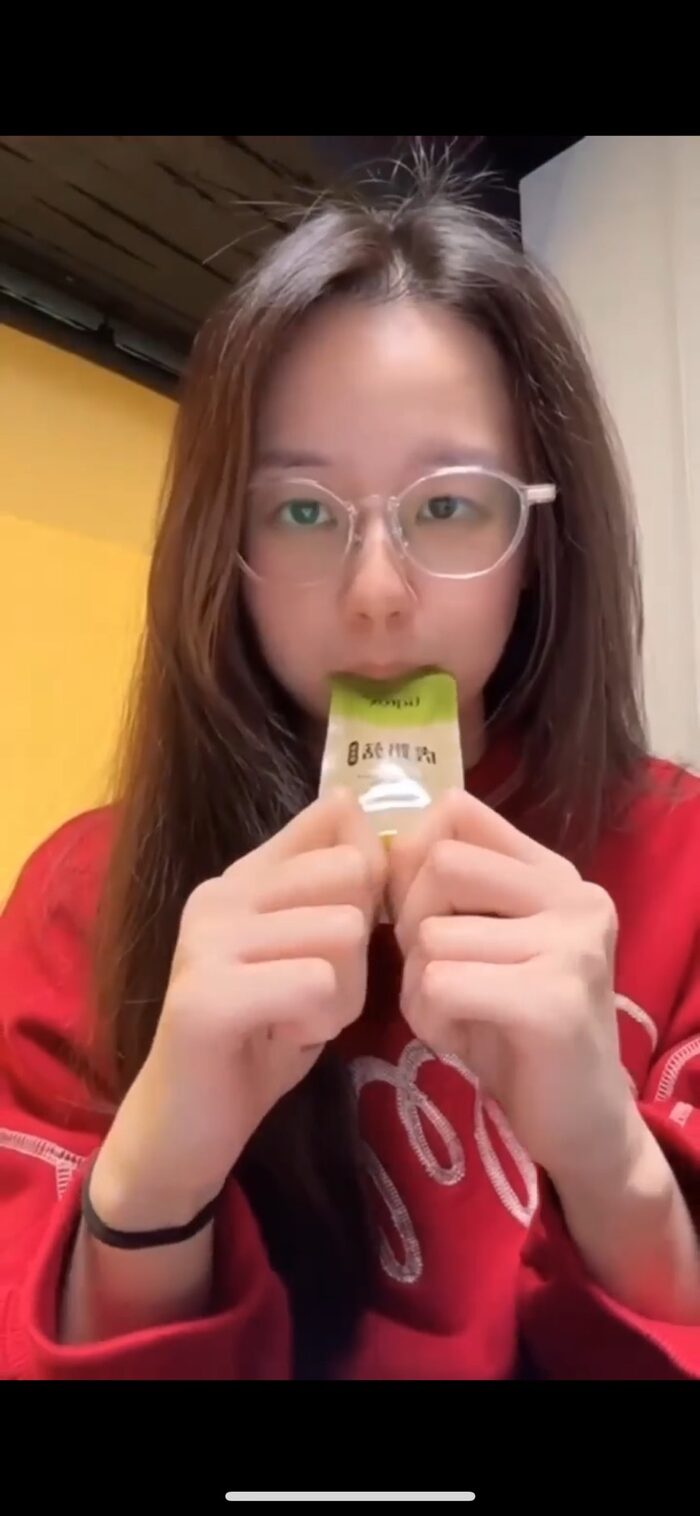 女孩直接飲用虎奶菇飲隨身包